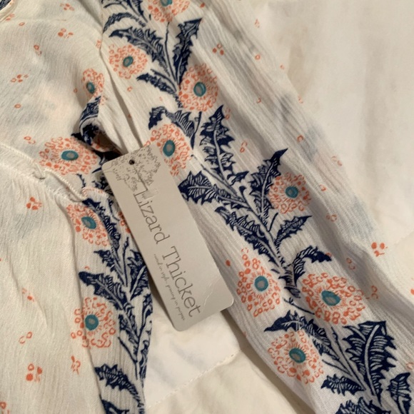 Floral light weight tiered Blouse - Picture 5 of 8